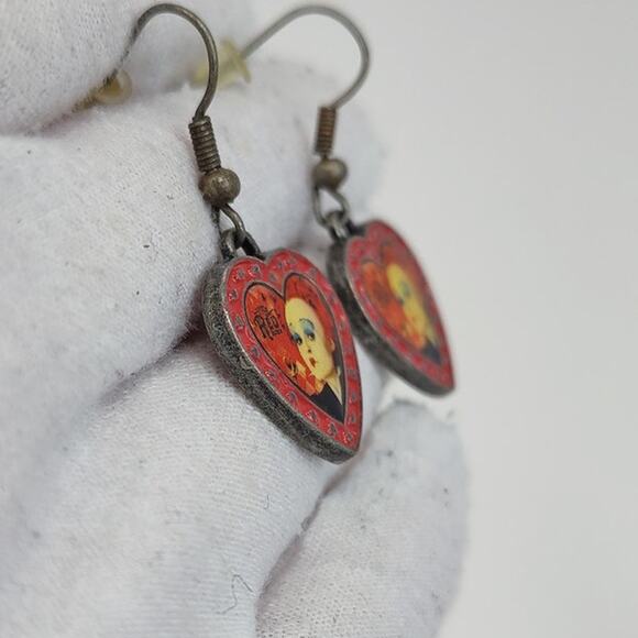 Alice in Wonderland 2010 Red Queen Red Heart Dangle Earrings - Picture 4 of 7